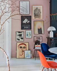 Si en tu casa abundan las paredes ''como Dios las trajo al mundo'', es decir, desnudas, ¡enhorabuena! La última tendencia que triunfa en Instagram se llama Wall Layering, y consiste en transformar rincones vacíos de las paredes en auténticas obras de arte donde la imaginación no conoce límites. Como si de exposiciones temporales se tratasen, la decoración cambia según la estación, el ánimo, o los gustos personales. Y es que las posibilidades son infinitas, pudiendo utilizar elementos ...