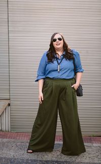 Look plus size para o trabalho usando camisa jeans e calça pantalona de alfaiataria verde militar elegante Cinderela de Mentira Ana Luiza Palhares