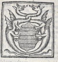 Grabado xil. en cabecera de dos monstruos con alas y los cuellos entrelazados portando un emblema