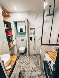 Construction de cette petite salle de bain de 4m2 effet marbre blanc mat aux tons claires mélangeant bois, métal noir et carrelage gris. Decoration, 2019, 2020, paris, Leroy Merlin, construction, inspiration, carrelage, bois, architecte, 30m2, chantier, renovation, coup de coeur, tikamoon, la redoute, fonctionnel, optimisé, verrière, douche à l'italienne, douche ouverte