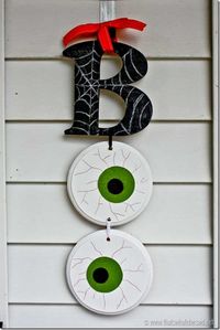 Halloween wall hanging for the indoors or outdoors; painted wood cut-outs. #DIY #Halloween #crafts