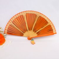 ¿Qué accesorio de moda puede ser más apropiado para la temporada que empieza? Sin duda un abanico de diseño con motivos frutales como l...