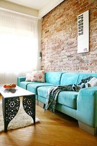 O sofá verde água trouxe um toque irreverente para a decoração da sala com parede de tijolinho – Foto: Home Decoration Ideas #verde #verdeaguaimagens #verdeaguafundo