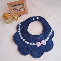 出産のため発送は3月上旬~になります。お急ぎ対応ができませんのでご注意下さいませ****くるくるスタイ*40にサテンリボンをつけました。アクセントになって更にかわいくなります。リボンなしを希望の方は40を購入して下さい。***ご覧頂きありがとうございます。大切なご案内がありますので、購入前にプロフィールをご一読お願いいたします。納得していただいた上でご購入をお願いいたします。***◆商品は表と裏にダブルガーゼ、間に6重ガーゼをはさんでいます。縁縫いをして丈夫に仕上げています。◆スナップはプラスチックのものをおつけしております。取り扱いは優しくお願いします。◆こちらはデザインの邪魔をしないよう、スナップをひとつしかつけていないので調整が出来ません。無料で2つ目もつけられますので希望の方はコメント下さい。◆作成は水で消えるタイプのチャコペンを使用しております。消してから発送しておりますが残っている場合は洗濯で消えますのでご理解下さい。◆首回りは約28㎝です。◆1つひとつ丁寧に作っておりますが、素人ですので生地や縫い目の歪みはご了承下さい。***出産祝い、お食い初め、誕生日、結婚式や写...