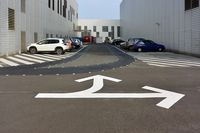 Signalétique extérieure du Centre technique de conservation
2018, BnF et CTLes, Bussy-Saint-Georges Le CTLes –Centre Technique du Livre de l’enseignement supérieur– et le centre de conservation et de stockage de la BnF sont situés en grande banlieue parisienne sur un site où la voiture des salariés et les camions de livraison dominent. Pour facilité les déplacements des véhicules et sécuriser les piétons qui passent d’un bâtiment à un autre, nous avons réalisé une signalétique peinte au sol...