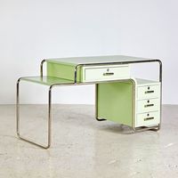 Das Stahlrohrbüro stammt aus Ungarn und ist eins der aktuellen Vintage-Highlights auf dem Onlinemarktplatz. (Foto: Pamono & Möbelkunst) #bauhaus #bauhausstil #schreibtisch #tisch #buero #bauhausdesign#adgermany