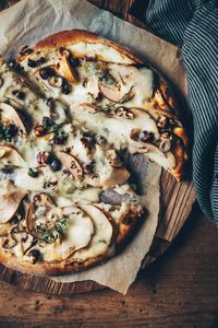 Pizza au gorgonzola, poires & noisettes