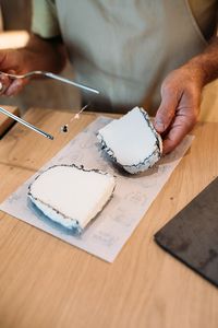 Reportaje de fotografía gastronómica en La Lechera de Burdeos, una quesería ubicada en Murcia. Fotos de Cristina Navarro.