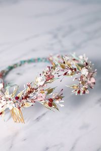 Corona para novia realizada con flores de porcelana fría. Foto de produto de Cristina Navarro. Corona de My Blooming Heart.