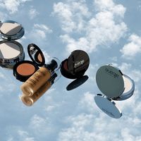 Sublimez votre teint avec nos produits de beauté, indispensables pour avoir bonne mine en cette saison automnale 🍁 Les nuances chaudes et profondes de notre collection réchaufferont à la fois votre visage et vos cheveux ! Rendez-vous dans nos salons ou sur shop.camillealbane.com pour shopper notre routine de teint automnale.
