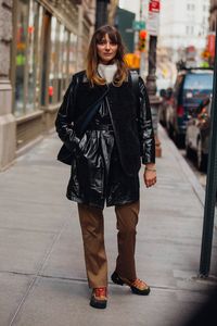 Tendencia charol, pvc tanto en gabardinas, botas, trench y bolsos en la semana de la moda de Nueva York 2018. New York Fashion Week ©Jonathan Daniel Pryce/ @garconjon