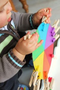 Activité d'éveil : Le jeu des pinces à linges (inspiration Montessori)