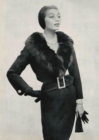 1954 Jacques Fath. L'élégance souple de cet ensemble en lainage noir de dumas et maury est encore souligné par le col de renard qui borde le décolleté en pointe.