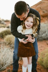 St. George Utah outdoor Family Session by Kortni Ellett photography including outfit inspiration and posing ideas