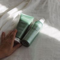 Découvrez le duo shampooing – masque Phytodess pour protéger et réveiller l’éclat des cheveux balayés ou colorés ! Le shampooing formulé avec un extrait de thé blanc, protège la couleur de l’affadissement tandis que le masque au buriti, hydrate et nourrit vos cheveux. ✨ Testez cette nouvelle routine pour les cheveux balayés et colorés dans nos salons Camille Albane ou sur shop.camillealbane.com