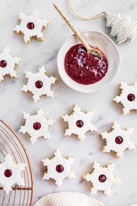 Linzer Cookies! Melt in your mouth shortbread sandwiched with raspberry jam and a generous dusting of icing sugar! #linzercookies #christmascookies #christmas #holidaybaking