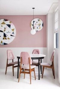 62. Sala de jantar minimalista decorada com meia parede rosa e branca – Foto: Pinterest #meiaparede #meiaparedepintada #meiaparedepintadaquarto