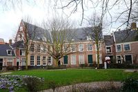 Grote Houtstraat 142 - 144 EE, Haarlem Nieuwe of Sint Jorisdoelen uit 1707. Tot Proveniershof en vervolgens tot Oudemannenhuis ingericht. In 1952 gebouwd ter plaatse van het St. Michaelsklooster. Vier om een ruime binnenplaats opgetrokken vleugels.