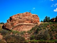 A stunning park with contrasts of green foliage and red rock in Colorado Springs, Red Rock Canyon is a travel destinations unique! #bucketlists #usa