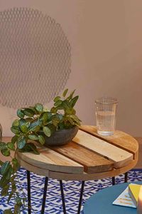 Idée DIY : utiliser des palettes pour créer une table basse parfaite pour le jardin, la terrasse ou le balcon ! En plus de son look récup, vous pouvez essayer des pieds gigognes pour donner un petit côté scandinave et mieux l’intégrer dans la déco. Découvrez le tutoriel !