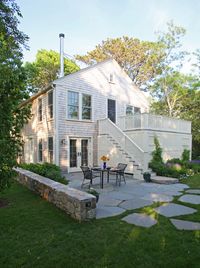 Good transition from patio to grass...Like the size of the slate.