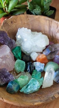 Los cristales y las piedras, son elementos de la naturaleza que han sido usados desde tiempos ancestrales, a los cuales se les atribuye poderes curativos y la cualidad para transmutar, acumular y liberar energías de baja densidad #cristalesmagicos #cristalesmineralesaesthetic #cristalesbuenasuerte #cristalesmineralesnombres