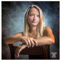 Photographe CV et réseaux sociaux dans un studio photo professionnel proche de Paris. #photocv #shootingphoto