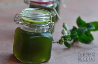 Cómo hacer un sirope de menta casero con menta fresca y otros ingredientes sencillos. Sirve para dar sabor a postres, cócteles, piezas de repostería...
