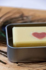 EDITION LIMITÉE Savon surgras délicat et précieux aux huiles essentielles de Fleur d'Oranger, présenté dans une boite à savon universelle. Visage et corps (100 g)