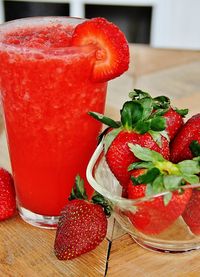Skinny Strawberry Smoothie....easy, low-calorie and only two ingredients --blend frozen strawberries and 1 c crystal light strawberry lemonade!