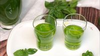 DIGESTIVO AL BASILICO FATTO IN CASA - LIQUORE FRESCO E GUSTOSO - RICETTA SEMPLICE - "Ciao amici, con le foglie di basilico potete realizzare un favoloso liquore perfetto per digerire e concludere in bellezza i vostri pranzi. Una volta che lo avrete provato, il digestivo al basilico diventerà una bevanda da tenere sempre in dispensa o in frigo, offritelo fresco ad amici e parenti per un dolce a fine pasto". Video di uccia3000.