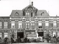 Haarlem ca. 1930-1939 Schoterweg t.o. de Ripperdakazerne. Bakkerij "Het Oosten".