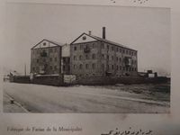 Halkapınar Mahallesi. 1908 yılında inşa edilen ve kentin tarihine tanıklık eden Halkapınar’daki eski Un Fabrikası. Bir dönem ekmek fabrikası olarak kullanılan ve son dönemde de DGM ve TEK gibi kurumlara evsahipliği yapan Cumhuriyet’in ilk yıllarında Tuzakoğlu Fabrikası adıyla bilinen bina.
