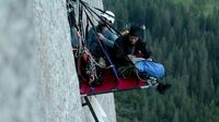ESCALAR A DEFICIÊNCIA Filmado no Lurking Fear, El Capitan C2F 5.7 - Yosemite Valley, California EUA Ver em El Capitan (4 dias de escalada) em http://www.supertopo.com/rock-climbing/Yosemite-Valley-El-Capitan-Lurking-Fear