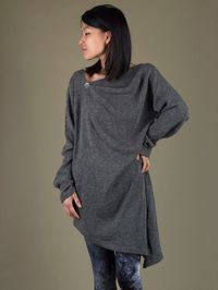 Taille ample / Loose Fit Col asymétrique avec bouton Doux et extra confortable Texture laine - doux sur la peau Tissus : 100% Viscose Taille : Taille unique 36-42 | Modèle : Taille 36 - 1.63mInstructions de lavage : laver séparément à la main et à l'eau froide
