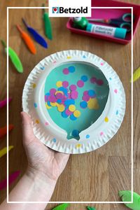 Gestalte diese lustige Einladungskarte einfach aus Papptellern – eine tolle Idee für Fasching oder den Kindergeburtstag. Die Karte macht beim Schütteln gleich gute Laune und ist auch ein schnell gemachtes Spielzeug. Zur Anleitung >