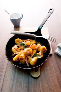 Serviervorschlag für Kürbis-Gnocchi in Salbei-Speck-Butter #lafer #johannlafer #vorspeise #johannlaferrezept #kochen #rezept #rezepte #food #lecker #leckerschmecker #schmeckt #selbstgemacht #kürbis #gnocchi #salbei #salbeibutter #butter #speck #mitspeckfängtmanmäuse