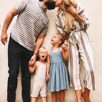 Never stop smoochin’ in front of your kids! (Even if they act repulsed.) 😘 @bri.dietz #aliceandames #family #love