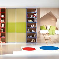 Armario a medida de madera en habitación infantil