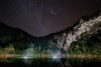 Uma viagem de caiaque por uma das maiores cavernas de rios ativas do mundo