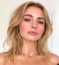 Maquiagem para usar com vestido vermelho: sombras e batons ideais