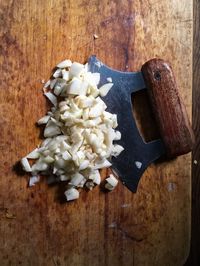 An ulu knife is one of the handiest kitchen tools ever. It can make a variety of cooking and hunting tasks faster and easier to simplify your life.
