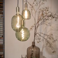 Deze driedelige Domina groene hanglampen set bestaat uit 3 groene lampen, 3 gouden fittingen en een rechthoekige plafondplaat van 70 cm past.