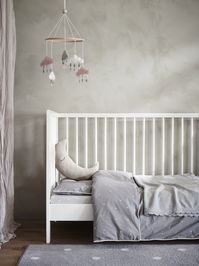 Las series de ropa de cama para bebé LEN and LENAST han crecido con nuevos conjuntos de colchas y fundas de cojín, con estampados atemporales en tonos neutros de gris y blanco. Un toque distinto al dormitorio infantil de tu bebé para unos dulces sueños.