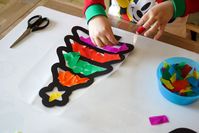 Aujourd’hui comme activité de Noël, on va décorer nos fenêtres en créant des vitraux. Lorsque la lumière passera à travers, de jolies couleurs apparaîtront et émerveilleront les enfants. Vitraux de Noël Pour réaliser cette activité il vous faudra peu de matériel, par contre si vos enfants sont encore petits un temps de préparation est à …