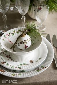 Pynt dit skandinaviske julebord med gran fra haven og årets smukkeste julekugler. Ved borddækningen her er det Kählers dekorative julestel, der pryder bordet med dets fine julemotiver. #jul #borddækning #julebord #skandinaviskjul #nordiskjul #christmas #christmastablesetting #scandinavianchristmas #nordichristmas