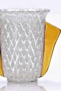 Vase mit angesetzten flachen Henkeln Loetz Wwe., Klostermühle 2. Hälfte 1930er Jahre. Schaumglas. Farbloses Glas, rautenförmig craqueliert, mit pulverisiertem weißen Glas bestreut. Mit farblosem Glas überfangen. Angeschmolzenen flache Henkel aus bernsteinfarbigen Glas. Ausgeschliffener Abriss. H. 15 cm.