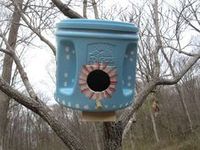 Green Birdhouses using Folgers cans. I would do this a little different. Now to use the coffee up!