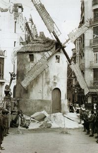 Sobre el proyectado estatuto valenciano era la falla que se plantó en 1934 en las calles de Pizarro y Cirilo Amorós, reproduciendo las aventuras de los molinos de Don Quijote.
