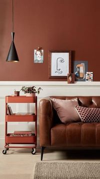 23. Decoração em tons terrosos com sofá de couro marrom – Foto: Pinterest #tonsterrosos #tonsterrosospaleta #tonsterrososdecoração